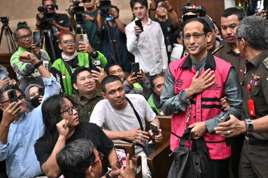 Tersangka kasus dugaan korupsi dalam digitalisasi pendidikan pengadaan laptop Chromebook di Kemendikbudristek tahun 2019-2022 Nadiem Makarim (ketiga kanan) memasuki ruangan untuk mengikuti sidang pembacaan dakwaan di Pengadilan Tipikor, Jakarta