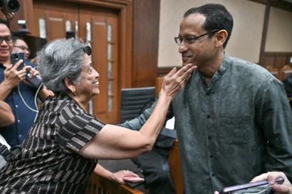 Nadiem Makarim (kanan) mendapatkan dukungan dari ibunya, Atika Algadri (kiri) sebelum sidang pembacaan dakwaan di Pengadilan Tipikor, Jakarta, Senin (5/1/2026).