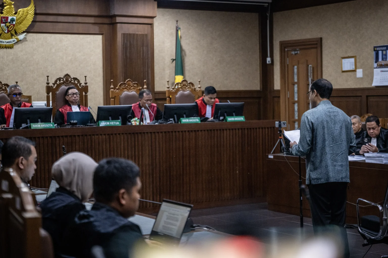 Terdakwa kasus dugaan korupsi dalam digitalisasi pendidikan pengadaan laptop Chromebook Nadiem Makarim (ketiga kanan) membacakan nota keberatan (eksepsi) saat sidang di Pengadilan Tipikor, Jakarta, Senin (5/1/2026).