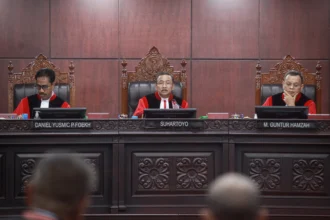 Ketua Mahkamah Konstitusi (MK) Suhartoyo (tengah) bersama anggota Majelis Hakim MK Daniel Yusmic (kiri) dan Guntur Hamzah (kanan) memimpin sidang uji materiil UU IKN di Gedung MK