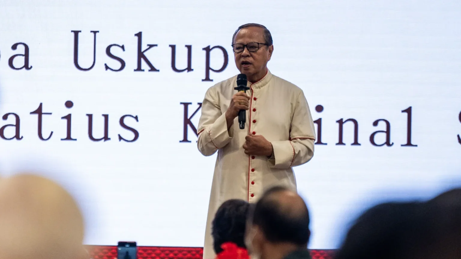 Uskup Agung Jakarta Kardinal Ignatius Suharyo memberikan pesan saat Suka Cita Natal di Meja Makan (Santa) di Gereja Katedral