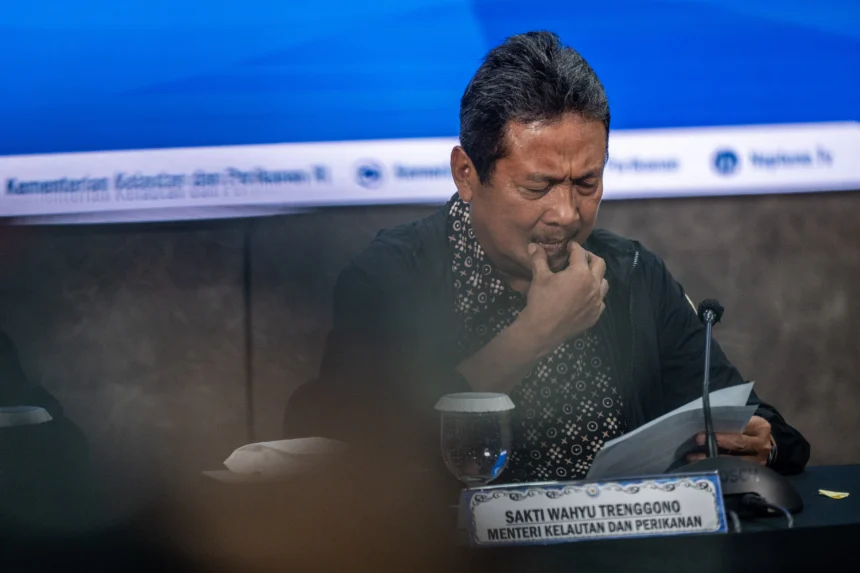 Menteri Kelautan dan Perikanan (KKP) Sakti Wahyu Trenggono memberikan pernyataan terkait kecelakaan pesawat ATR 42-500 saat konferensi pers di Jakarta, Sabtu (17/1/2026).