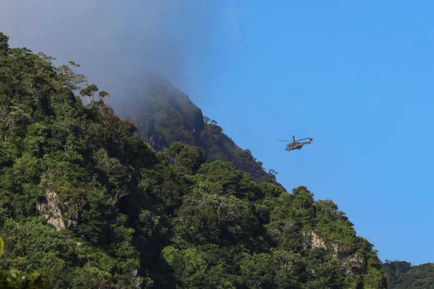 Tim SAR gabungan dengan dibantu helikopter TNI AU berhasil menemukan serpihan pesawat berupa bagian kecil jendela, ekor pesawat serta satu serpihan besar yang diduga bagian dari pesawat ATR 42-500 yang hilang kontak pada Sabtu (17/1). ANTARA FOTO/Arnas Padda/nym.