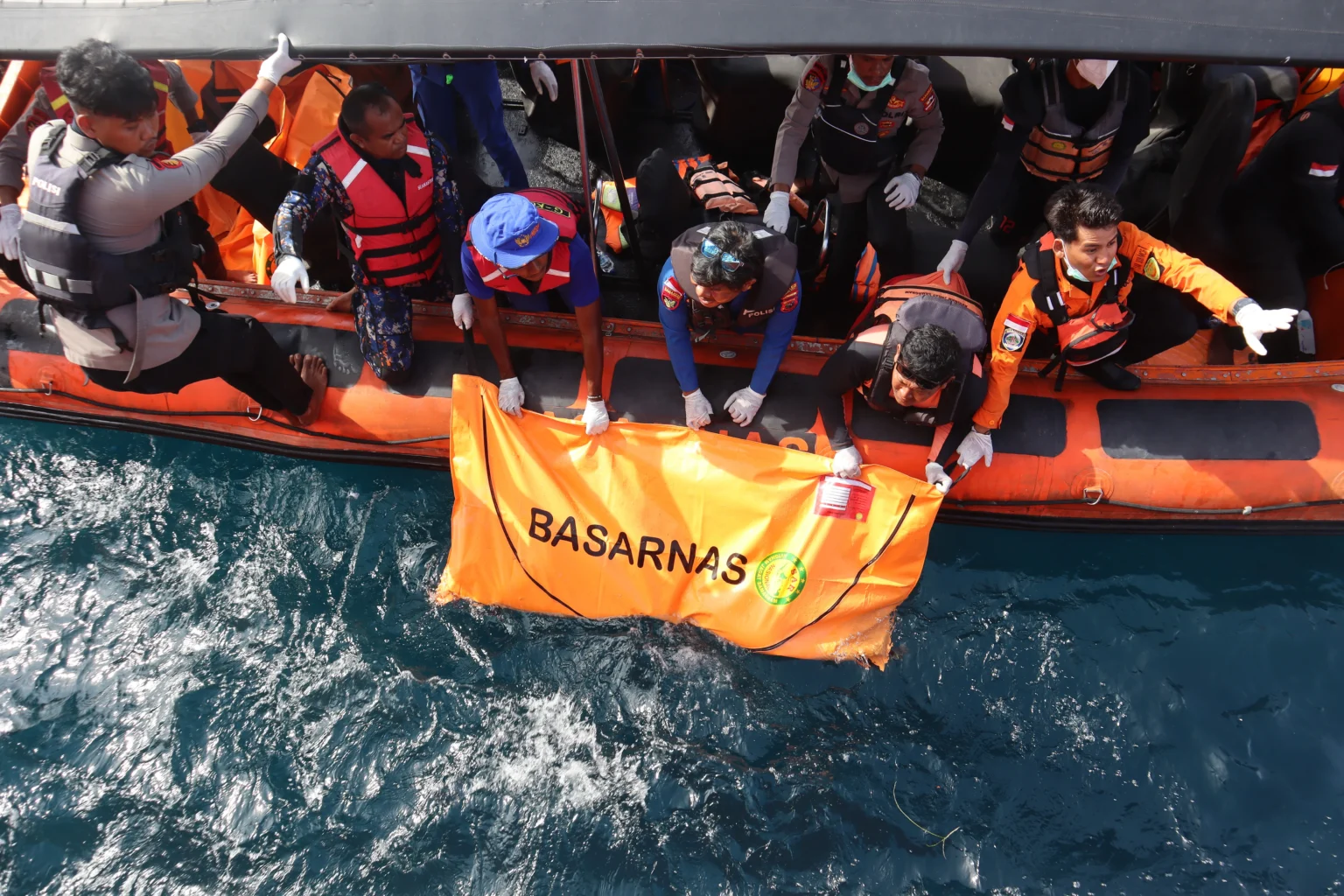 Tim SAR gabungan mengevakuasi jenazah yang diduga korban tenggelamnya kapal wisata KM Putri Sakinah di perairan Pulau Serai, kawasan Taman Nasional Komodo, Labuan Bajo, Manggarai Barat, Nusa Tenggara Timur (NTT), Minggu (4/1/2026).
