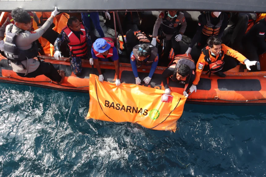 Tim SAR gabungan mengevakuasi jenazah yang diduga korban tenggelamnya kapal wisata KM Putri Sakinah di perairan Pulau Serai, kawasan Taman Nasional Komodo, Labuan Bajo, Manggarai Barat, Nusa Tenggara Timur (NTT), Minggu (4/1/2026).