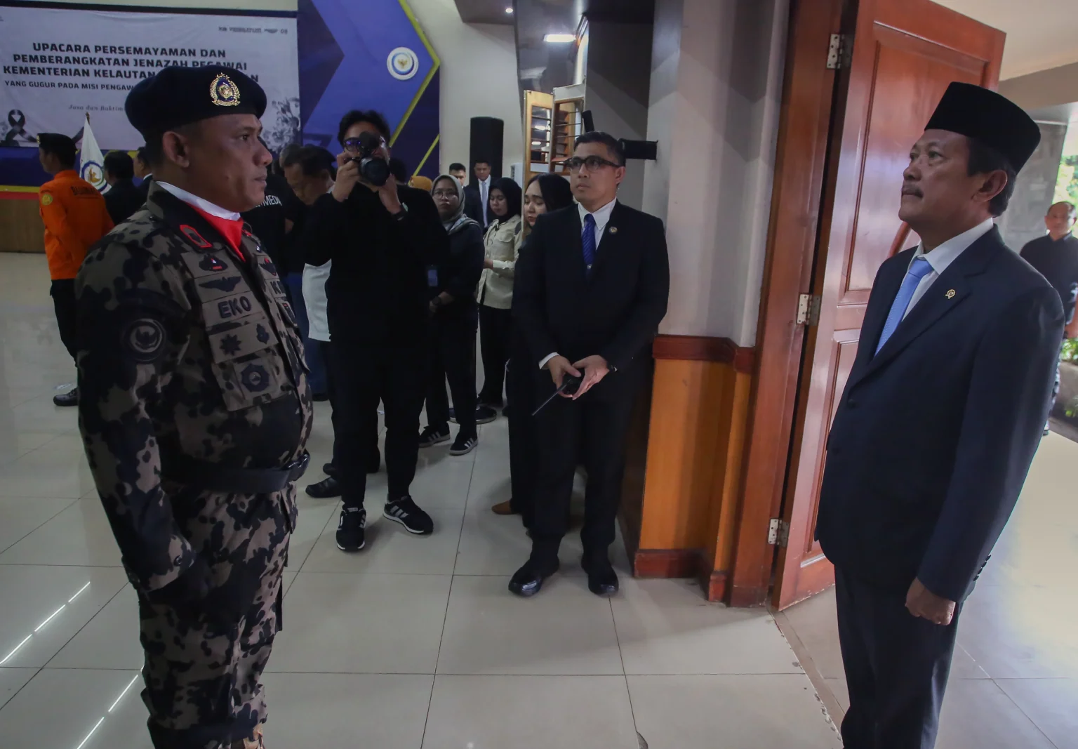 Menteri Kelautan dan Perikanan Sakti Wahyu Trenggono (kanan) saat tiba dan menerima laporan sebelum memimpin upacara penghormatan dan pelepasan tiga jenazah pegawai Kementerian Kelautan dan Perikanan (KKP) korban kecelakaan pesawat ATR 42-500 di Politeknik AUP Jakarta