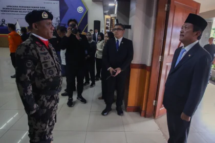 Menteri Kelautan dan Perikanan Sakti Wahyu Trenggono (kanan) saat tiba dan menerima laporan sebelum memimpin upacara penghormatan dan pelepasan tiga jenazah pegawai Kementerian Kelautan dan Perikanan (KKP) korban kecelakaan pesawat ATR 42-500 di Politeknik AUP Jakarta
