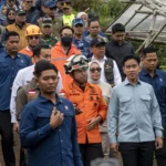 Wakil Presiden Gibran Rakabuming Raka (kedua kanan) bersama Kepala Basarnas Marsekal Madya TNI Mohammad Syafii (kedua kiri) berjalan menuju lokasi bencana tanah longsor di Desa Pasirlangu, Cisarua, Kabupaten Bandung Barat, Jawa Barat,