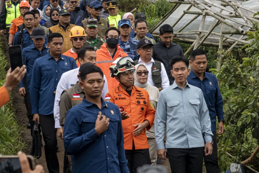 Wakil Presiden Gibran Rakabuming Raka (kedua kanan) bersama Kepala Basarnas Marsekal Madya TNI Mohammad Syafii (kedua kiri) berjalan menuju lokasi bencana tanah longsor di Desa Pasirlangu, Cisarua, Kabupaten Bandung Barat, Jawa Barat,