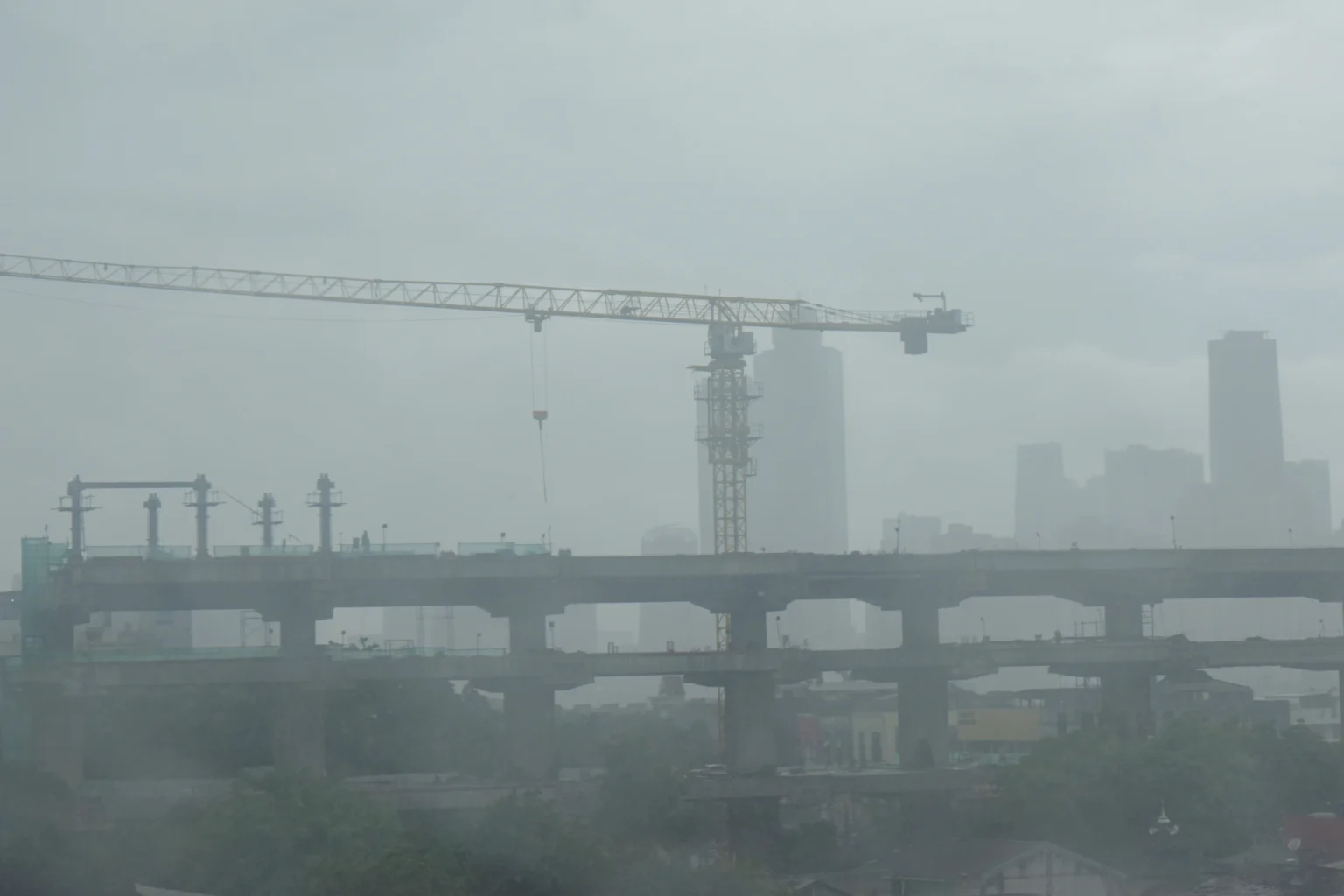 Suasana proyek pembangunan LRT ketika hujan lebat di kawasan Manggarai, Jakarta Selatan