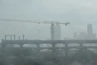 Suasana proyek pembangunan LRT ketika hujan lebat di kawasan Manggarai, Jakarta Selatan