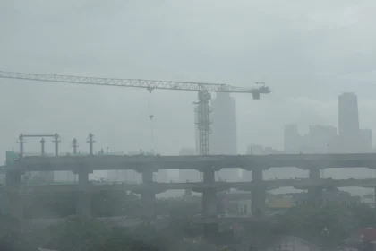 Suasana proyek pembangunan LRT ketika hujan lebat di kawasan Manggarai, Jakarta Selatan