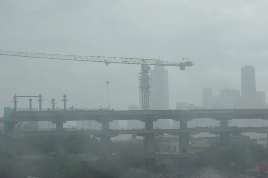 Suasana proyek pembangunan LRT ketika hujan lebat di kawasan Manggarai, Jakarta Selatan