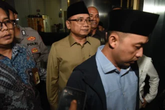 Mantan Menteri Agama Yaqut Cholil Qoumas (tengah) menghindari pertanyaan wartawan usai menjalani pemeriksaan di Gedung Merah Putih KPK