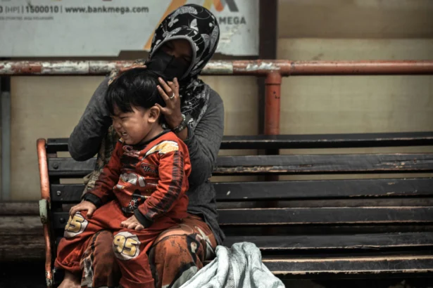 Ilustrasi seorang anak dan ibu di Indonesia. (Sumber: Unsplash/Farel Yesha)