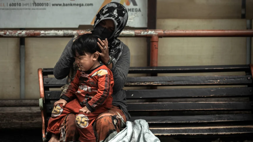 Ilustrasi seorang anak dan ibu di Indonesia. (Sumber: Unsplash/Farel Yesha)