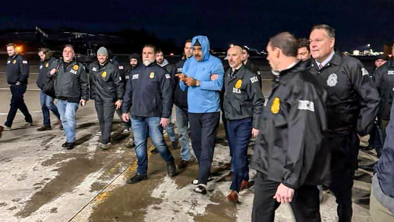 Presiden Venezuela Nicolas Maduro saat ditangkap oleh pasukan elite Amerika Serikat dalam operasi khusus