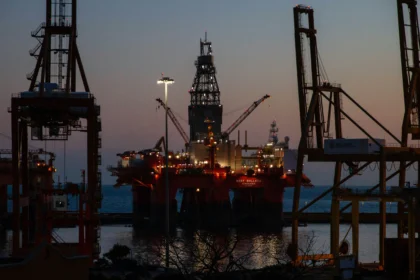 Ilustrasi Pengeboran Lepas Pantai. (Sumber: Unsplash/Maria Lupan)