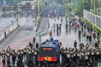 Suasana aksi 28 Agustus 2025, di kawasan Senayan, Jakarta. (ANTARA FOTO/Rivan Awal Lingga/YU)