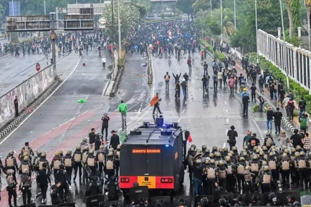 Suasana aksi 28 Agustus 2025, di kawasan Senayan, Jakarta. (ANTARA FOTO/Rivan Awal Lingga/YU)