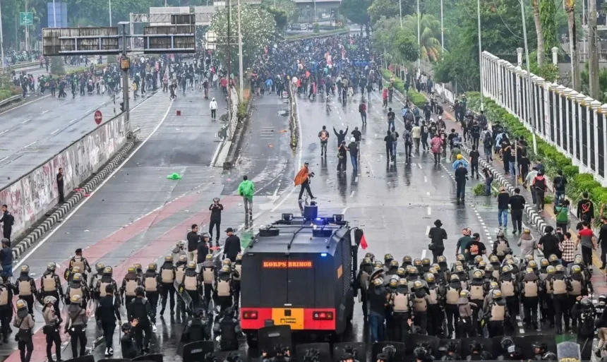 Suasana aksi 28 Agustus 2025, di kawasan Senayan, Jakarta. (ANTARA FOTO/Rivan Awal Lingga/YU)