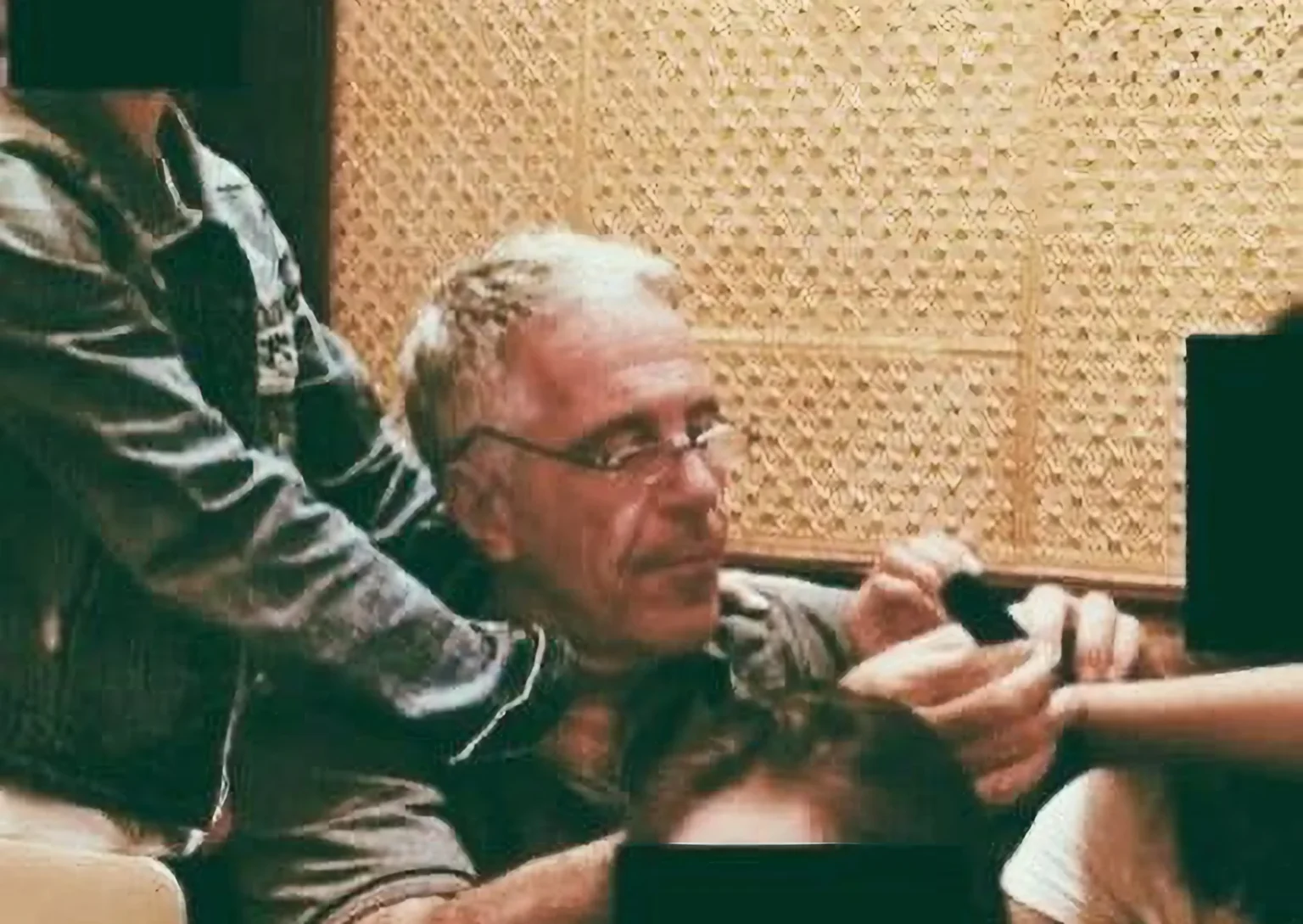 Foto epstain files. (Sumber: X/@ZariqaDangSuri)