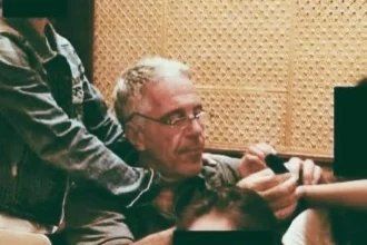 Foto epstain files. (Sumber: X/@ZariqaDangSuri)