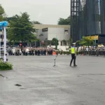 Wakapolda Metro Jaya, Brigjen Pol Dekananto Eko Purwono memimpin Apel Ops Keselamatan Jaya 2026 di Lapangan Presisi Polda Metro Jaya.
