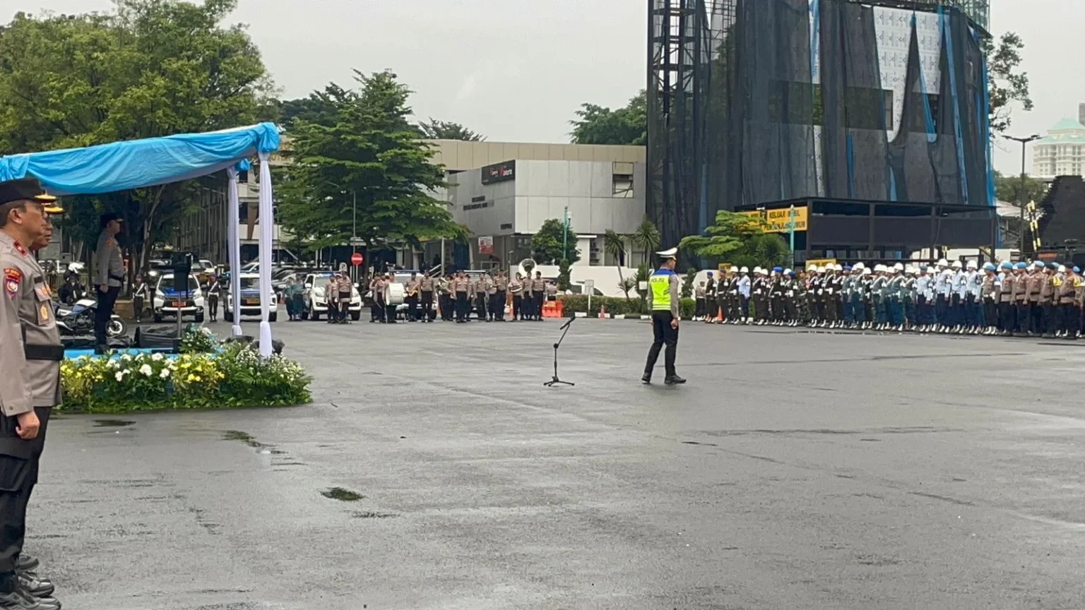 Wakapolda Metro Jaya, Brigjen Pol Dekananto Eko Purwono memimpin Apel Ops Keselamatan Jaya 2026 di Lapangan Presisi Polda Metro Jaya.