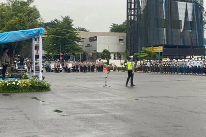 Wakapolda Metro Jaya, Brigjen Pol Dekananto Eko Purwono memimpin Apel Ops Keselamatan Jaya 2026 di Lapangan Presisi Polda Metro Jaya.
