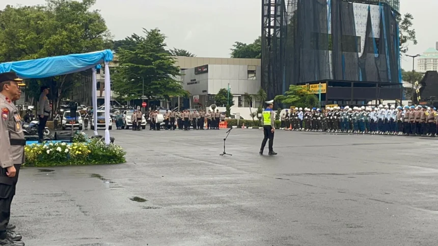 Wakapolda Metro Jaya, Brigjen Pol Dekananto Eko Purwono memimpin Apel Ops Keselamatan Jaya 2026 di Lapangan Presisi Polda Metro Jaya.