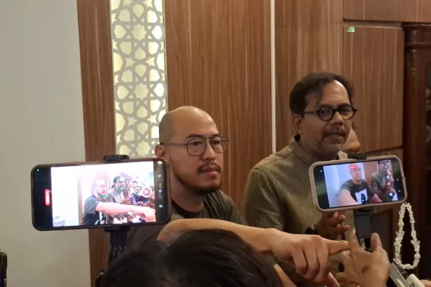 Komika Pandji Pragiwaksono dan Haris Azhar setelah bertemu tokoh agama di kantor pusat MUI.