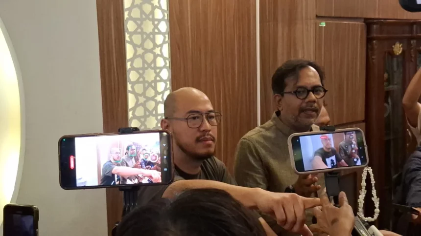 Komika Pandji Pragiwaksono dan Haris Azhar setelah bertemu tokoh agama di kantor pusat MUI.