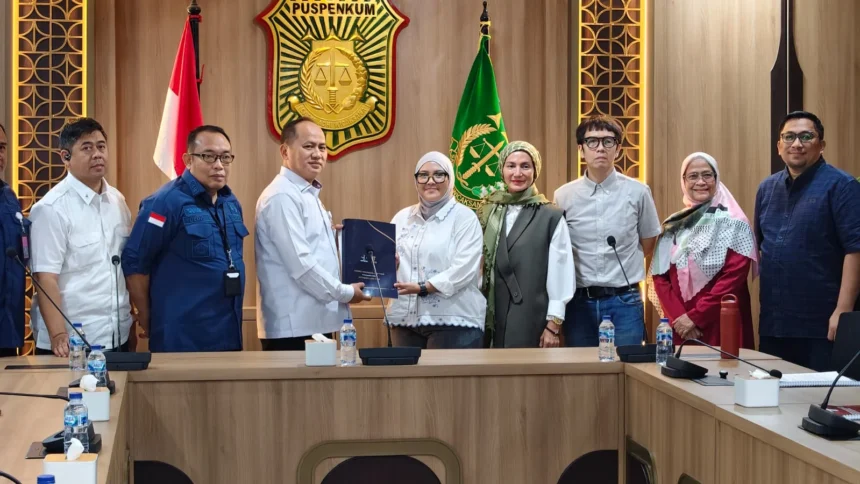 Koalisi masyarakat sipil melaporkan entitias Israel atas kejahatannya ke Kejagung. (Sumber: Owrite/Rahmat Baihaqi)