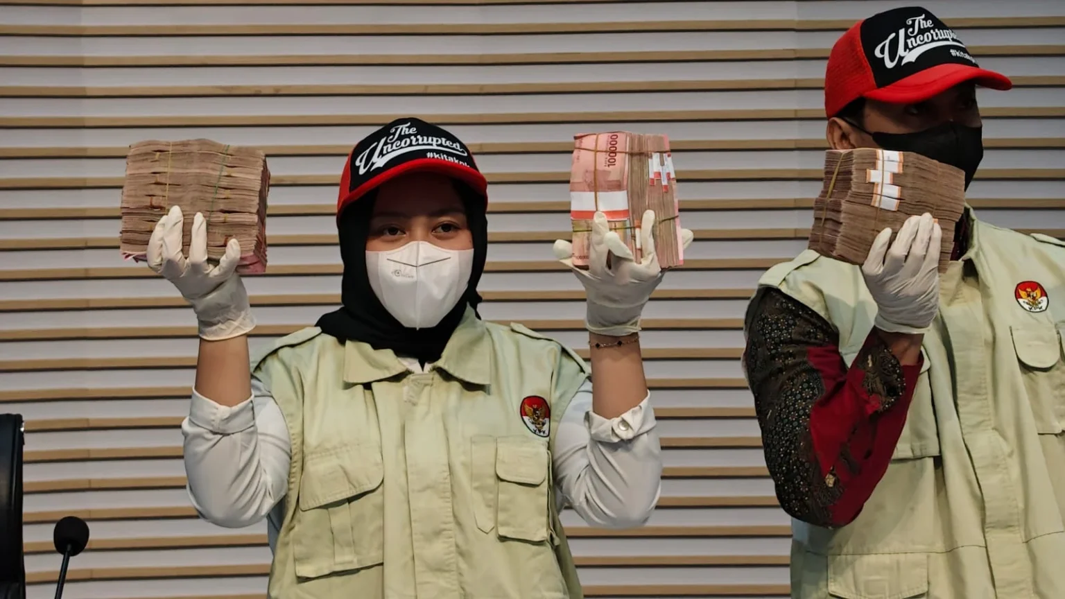 Uang total Rp1,5 miliar yang diamankan dari OTT Kepala KPP Madya Banjarmasin kasus korupsi restitusi PPN PT BKB