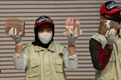 Uang total Rp1,5 miliar yang diamankan dari OTT Kepala KPP Madya Banjarmasin kasus korupsi restitusi PPN PT BKB