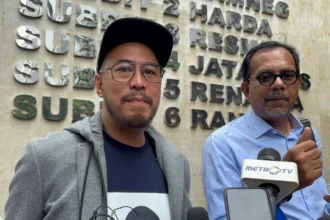 Komika Pandji Pragiwaksono didampingi kuasa hukumnya Haris Azhar perdana diperiksa penyidik Polda Metro Jaya