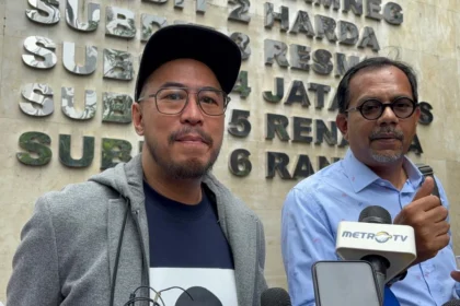 Komika Pandji Pragiwaksono didampingi kuasa hukumnya Haris Azhar perdana diperiksa penyidik Polda Metro Jaya