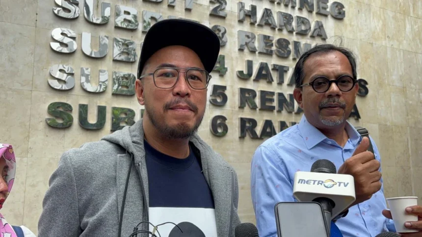 Komika Pandji Pragiwaksono didampingi kuasa hukumnya Haris Azhar perdana diperiksa penyidik Polda Metro Jaya