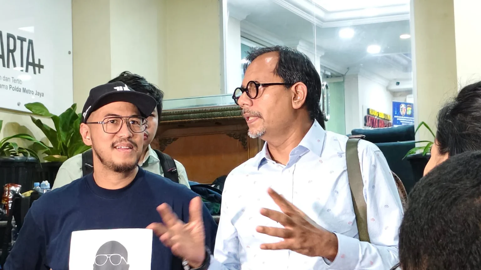Komika Pandji Pragiwaksono didampingi kuasa hukum Haris Azhar selesai diperiksa polda metro jaya dugaan penistaan agama. (Sumber: Owrite/Rahmat Baihaqi)