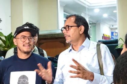 Komika Pandji Pragiwaksono didampingi kuasa hukum Haris Azhar selesai diperiksa polda metro jaya dugaan penistaan agama. (Sumber: Owrite/Rahmat Baihaqi)