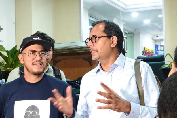 Komika Pandji Pragiwaksono didampingi kuasa hukum Haris Azhar selesai diperiksa polda metro jaya dugaan penistaan agama. (Sumber: Owrite/Rahmat Baihaqi)