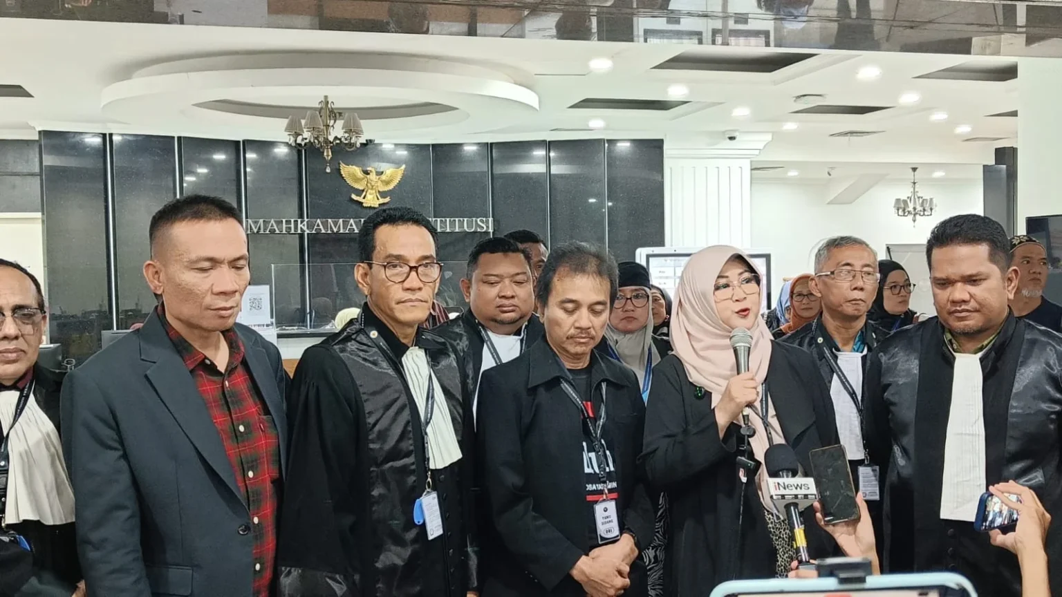 Pakar Telematika, Roy Suryo, Rismon Hasiholan Sianipar, dan Tifauzia Tyassuma (dokter Tifa), didampingi kuasa hukum Refly Harun, mengajukan permohonan pengujian materiil atas Undang Undang Informasi dan Transaksi Elektronik (UU ITE) ke Mahkamah Konstitusi (MK).
