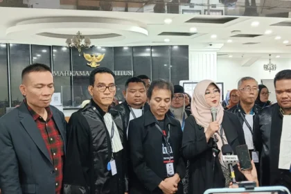Pakar Telematika, Roy Suryo, Rismon Hasiholan Sianipar, dan Tifauzia Tyassuma (dokter Tifa), didampingi kuasa hukum Refly Harun, mengajukan permohonan pengujian materiil atas Undang Undang Informasi dan Transaksi Elektronik (UU ITE) ke Mahkamah Konstitusi (MK).