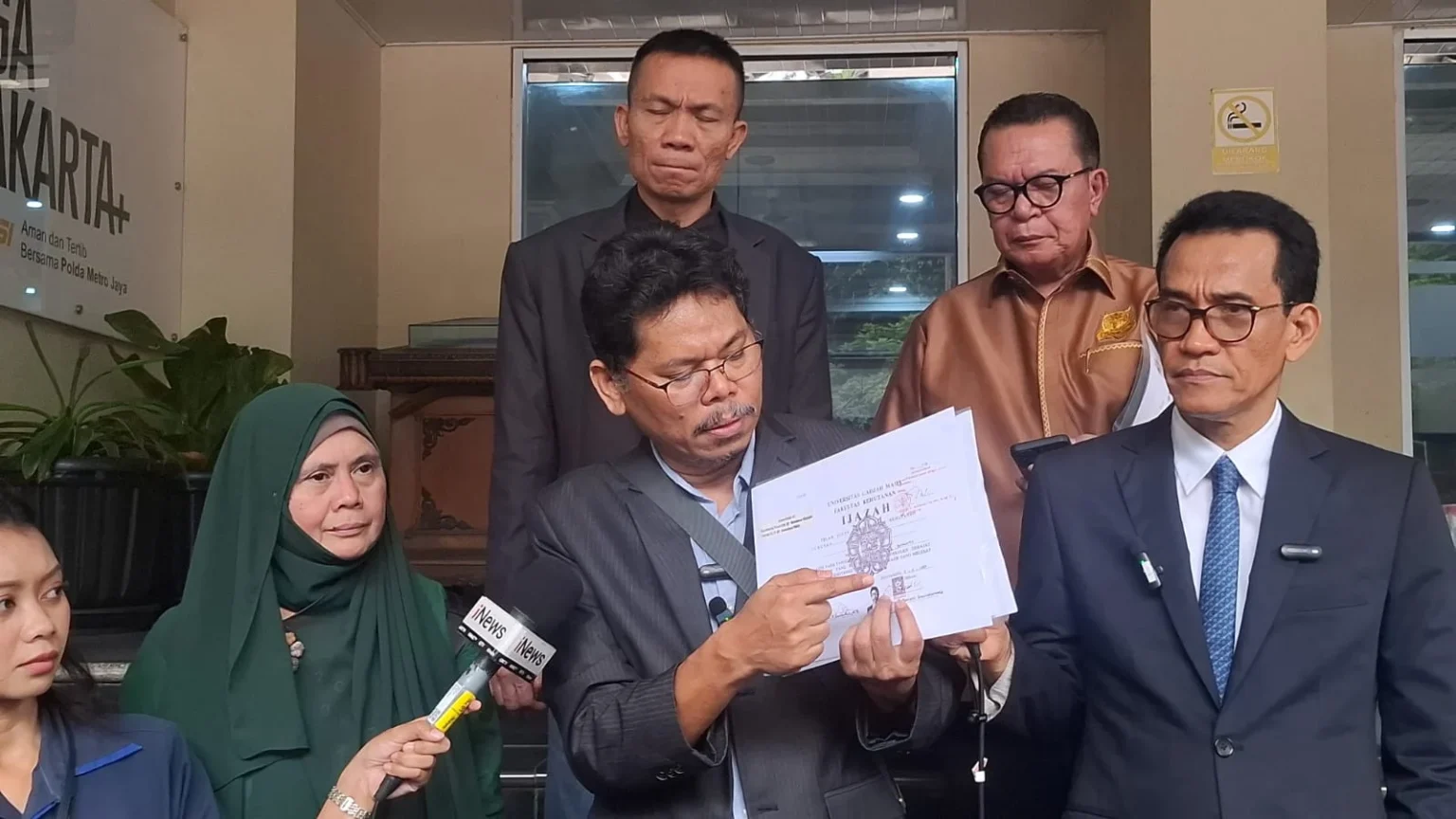 Bonatua Silalahi menunjukan salinan fotocopy ijazah Jokowi yang dipakai saat Pilpres 2019.