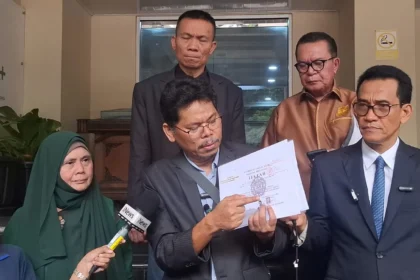 Bonatua Silalahi menunjukan salinan fotocopy ijazah Jokowi yang dipakai saat Pilpres 2019.