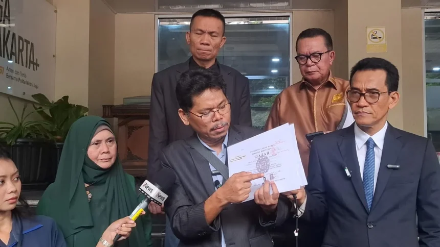 Bonatua Silalahi menunjukan salinan fotocopy ijazah Jokowi yang dipakai saat Pilpres 2019.
