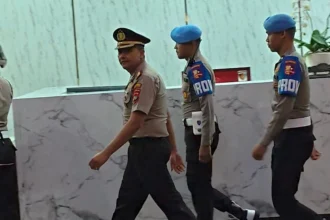 Eks Kapolres Bima Kota, Didik Putra Kuncoro dikawal anggota Propam Mabes Polri usai diputus dipecat dari Polri dari sidang KKEP.