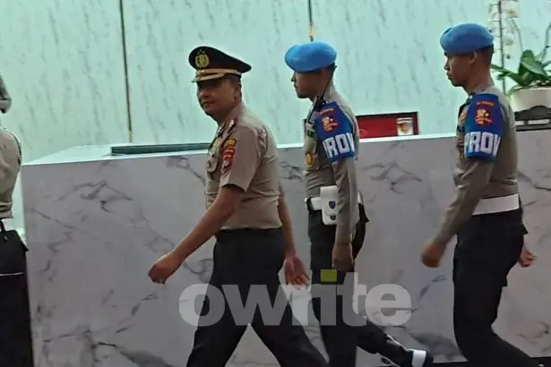 Eks Kapolres Bima Kota, Didik Putra Kuncoro dikawal anggota Propam Mabes Polri usai diputus dipecat dari Polri dari sidang KKEP.