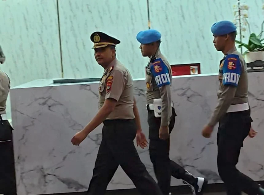 Eks Kapolres Bima Kota, Didik Putra Kuncoro dikawal anggota Propam Mabes Polri usai diputus dipecat dari Polri dari sidang KKEP.